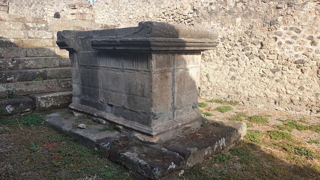 VIII.7.25 Pompeii. August 2021. South and east sides of altar in courtyard.
Foto Annette Haug, ERC Grant 681269 DÉCOR.