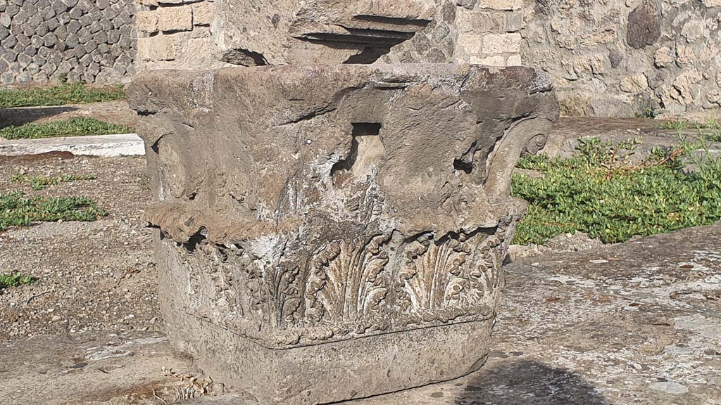 VIII.7.25 Pompeii. August 2021. Detail of capital on podium.
Foto Annette Haug, ERC Grant 681269 DÉCOR.