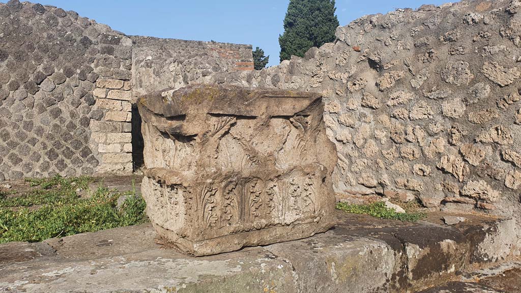 VIII.7.25 Pompeii. August 2021. Detail of south and east side of capital on podium.
Foto Annette Haug, ERC Grant 681269 DÉCOR.