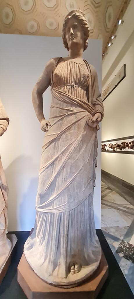 VIII.7.25 Pompeii. April 2023. 
Terracotta statue of a female deity, possibly Venus.
According to the information card in Naples Museum –
the female figure may be identified as Venus, protective deity of the dictator Lucius Cornelius Sulla (138-78 BC) who had conquered Pompei in 89 BC.
On display in “Campania Romana” gallery in Naples Archaeological Museum, inv. 22575.  Photo courtesy of Giuseppe Ciaramella.