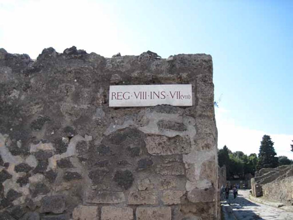 VIII.7.25 Pompeii. September 2010. Street ID plate on north side of entrance, on corner of Via Stabiana and, on the right, Via dell Tempio d’Iside. Photo courtesy of Drew Baker.