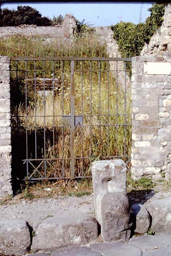 VIII.7.25 Pompeii. 1968. Entrance on Via Stabiana, looking west. Photo by Stanley A. Jashemski.
Source: The Wilhelmina and Stanley A. Jashemski archive in the University of Maryland Library, Special Collections (See collection page) and made available under the Creative Commons Attribution-Non Commercial License v.4. See Licence and use details.
J68f1164