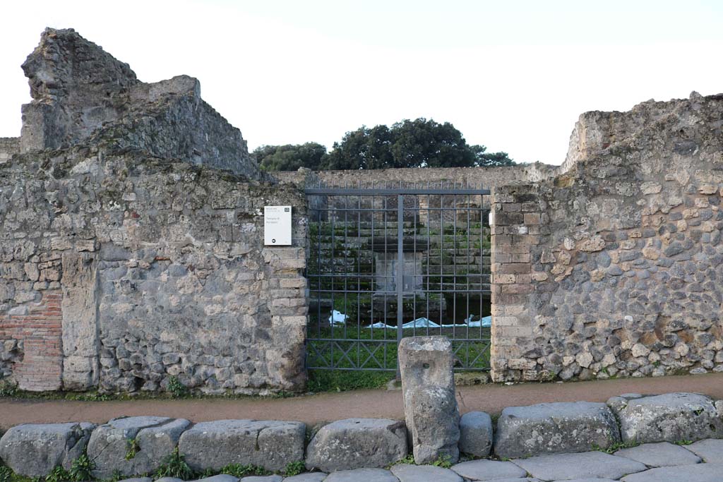 VIII.7.25, Pompeii. December 2018. 
Looking west on Via Stabiana, towards entrance doorway and fountain. Photo courtesy of Aude Durand.