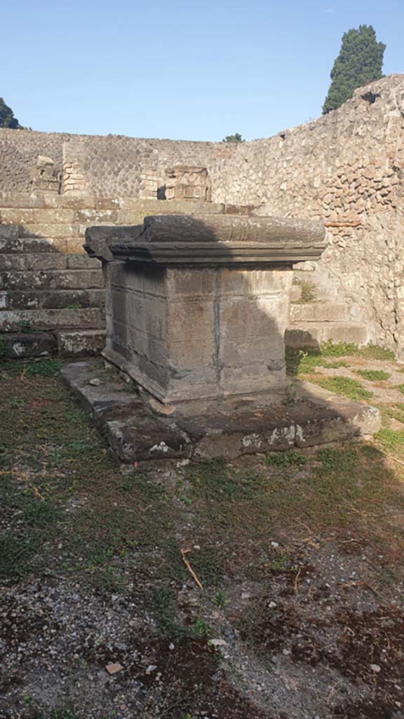 VIII.7.25 Pompeii. August 2021. Altar in courtyard, looking north-west.
Foto Annette Haug, ERC Grant 681269 DÉCOR.