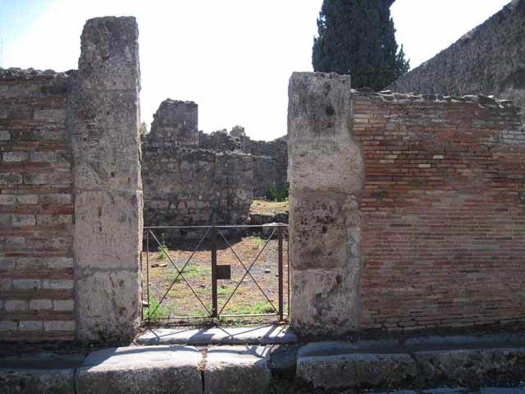 VIII.7.26 Pompeii. September 2010. Entrance doorway, looking south (from across Via del Tempio d’Iside). Photo courtesy of Drew Baker.
