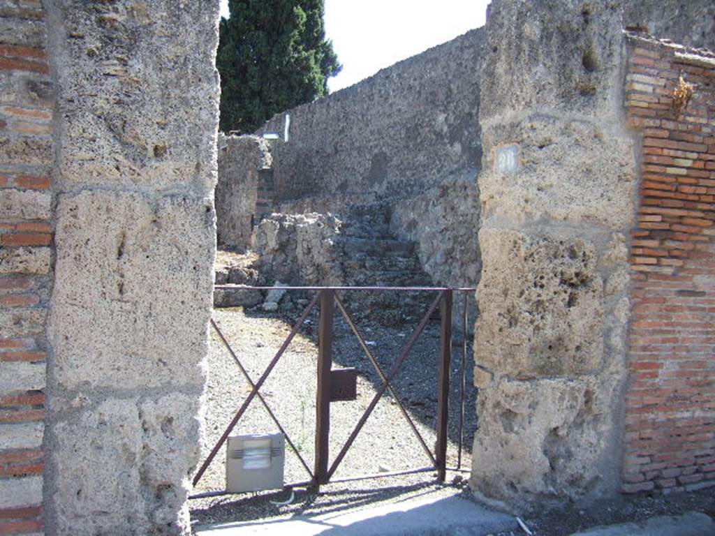 VIII.7.26 Pompeii. September 2005. Entrance doorway on Via del Tempio d’Iside, looking south.