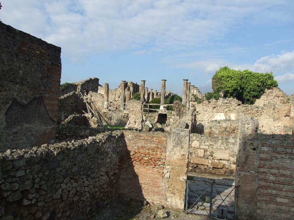 VIII.7.26 Pompeii. September 2005. North-west corner of main entrance room, showing doorway onto Via del Tempio d’Iside from inside.  Photo taken from VIII.7.25.