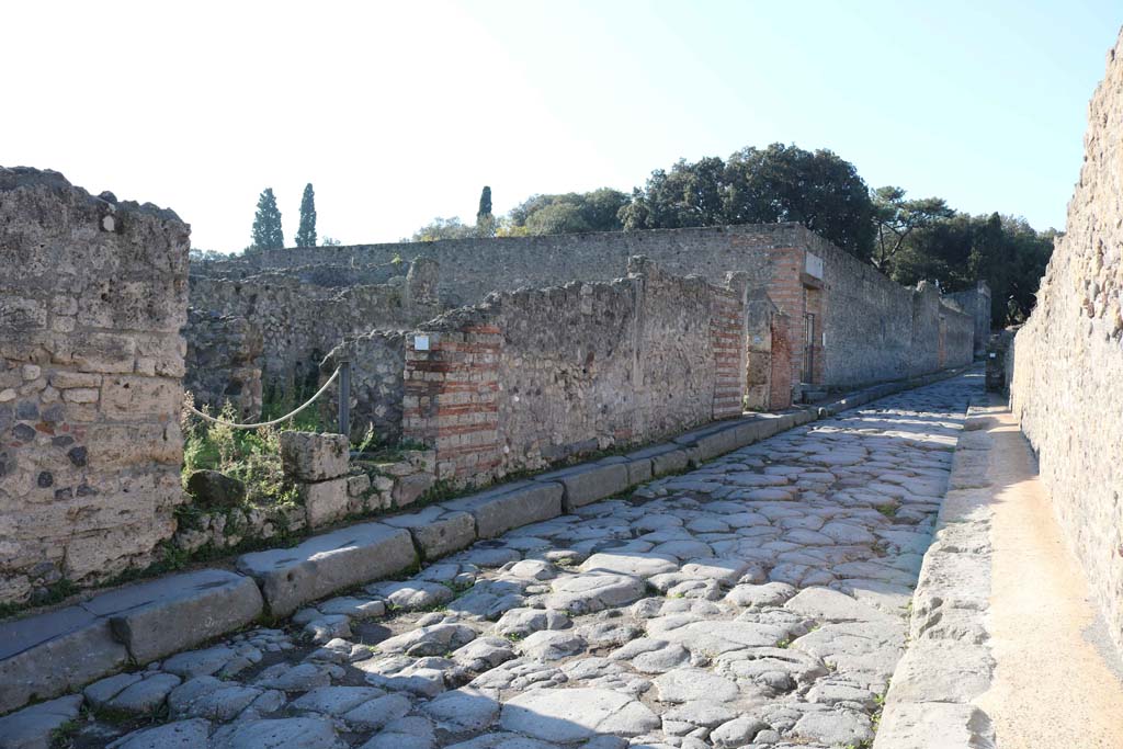 VIII.7.26, Pompeii. December 2018. 
Looking towards entrance doorway, on left, on south side of Via del Tempio d’Iside. Photo courtesy of Aude Durand.