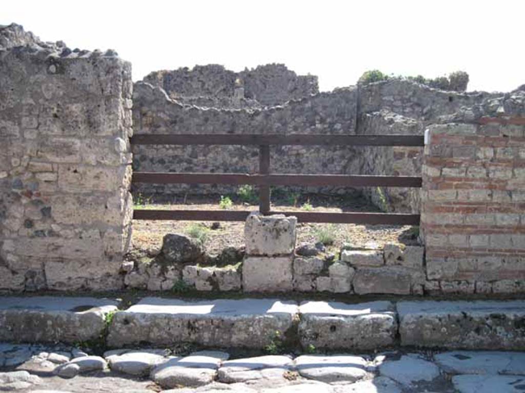 VIII.7.26 Pompeii. September 2010. Looking south towards first entrance on east side in north wall on Via del Tempio d'Iside.
Note this has a number plate of 25. (VIII.7.25 is the Temple to the south.) Photo courtesy of Drew Baker.
