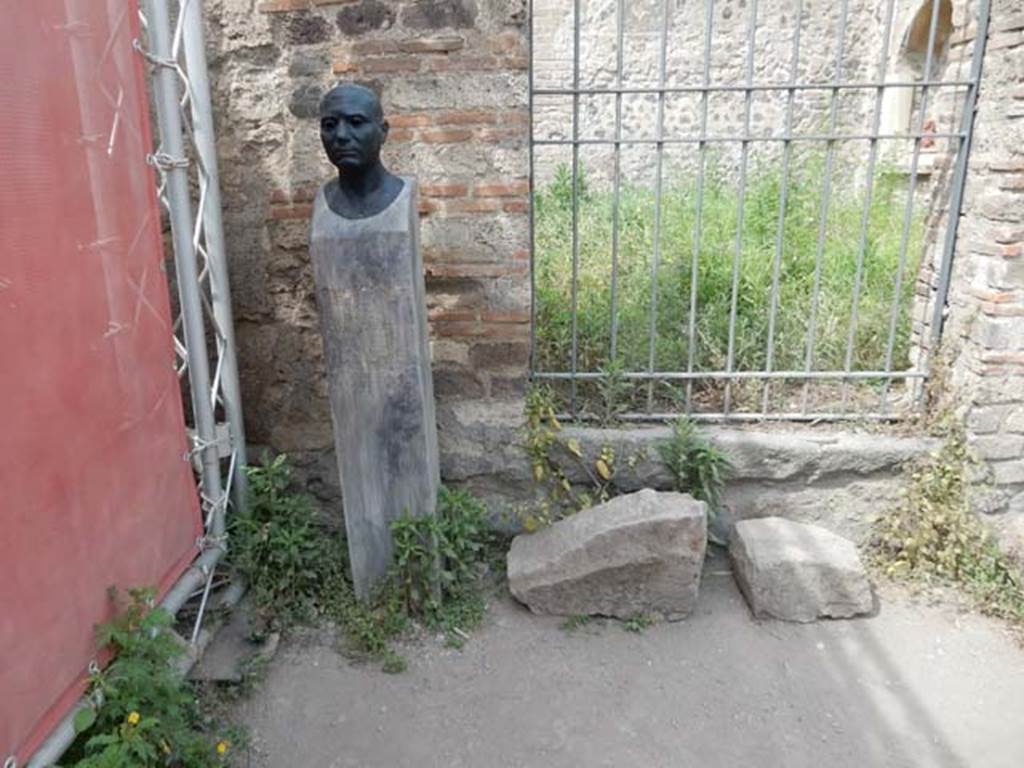 VIII.7.28 Pompeii. May 2017. Reproduction herm of Gaius Norbanus Sorex. 
Found against south wall of the south-west corner of the portico.
Now in Naples Archaeological Museum. Inventory number 4991.
Photo courtesy of Buzz Ferebee.
