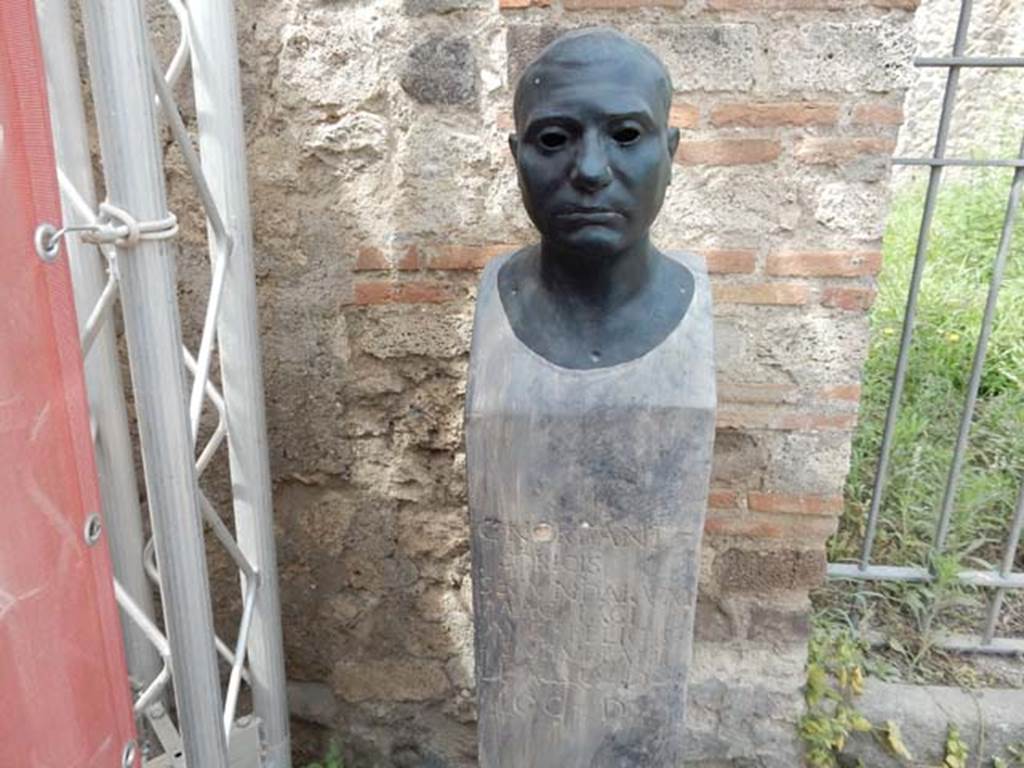 VIII.7.28 Pompeii. May 2017. Reproduction herm of Gaius Norbanus Sorex. 
Photo courtesy of Buzz Ferebee.