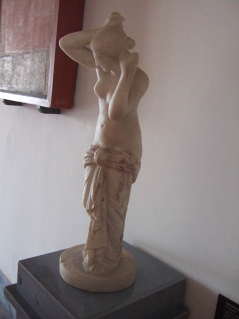 VIII.7.28 Pompeii. Marble statue of Venus Anadyomene (Venus drying her hair after a bath). 
Found against the west wall of the colonnade in the south west corner.
Now in Naples Archaeological Museum. Inventory number 6298.