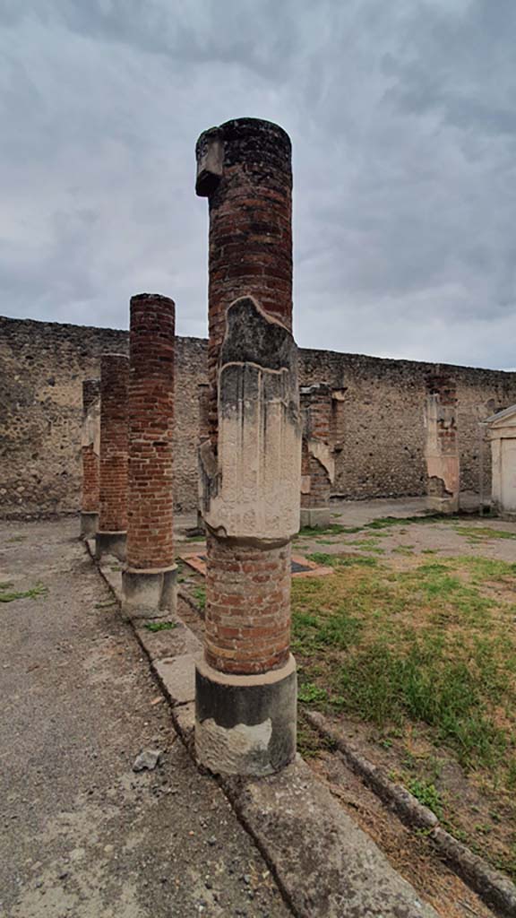 VIII.7.28 Pompeii. August 2021. 
Looking east along north portico towards east portico. 
Foto Annette Haug, ERC Grant 681269 DÉCOR.
