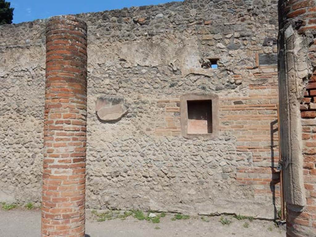 VIII.7.28, Pompeii. May 2015. Looking towards north portico, and niche in north wall.  
Photo courtesy of Buzz Ferebee.