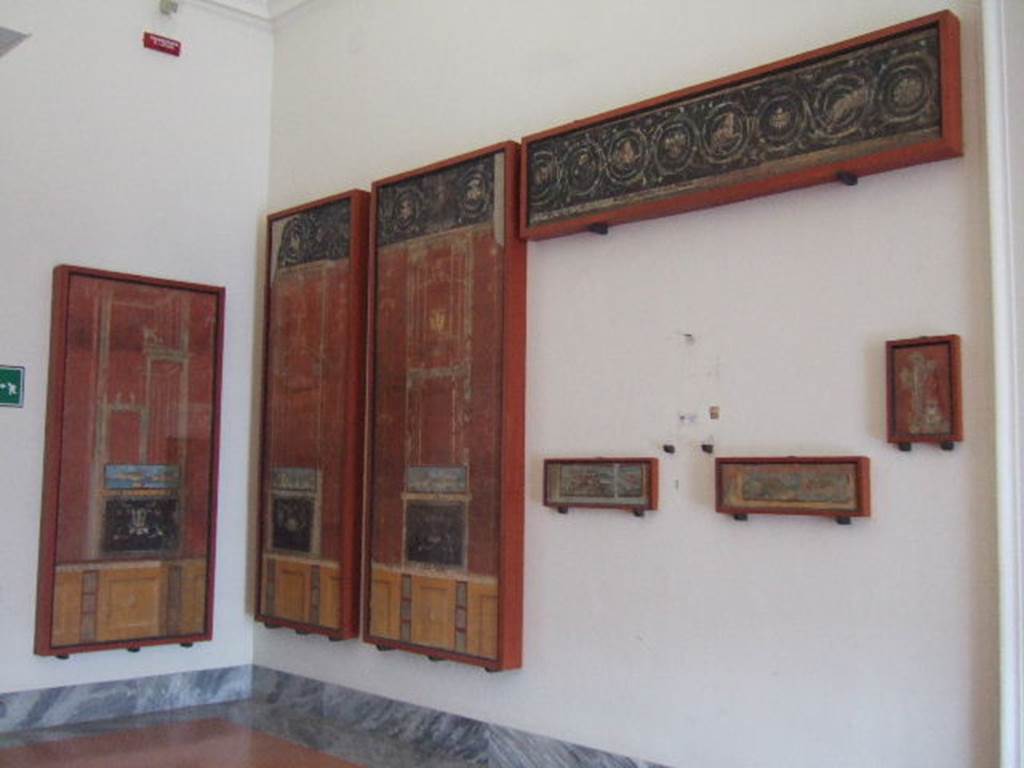 VIII.7.28 Pompeii. North part of portico. 
Top right is a fresco with a continuous sequence of scrolls and acanthus scrolls.
Now in Naples Archaeological Museum. Inventory number 8549.
