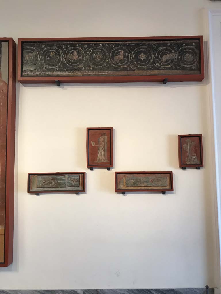 VIII.7.28 Pompeii. April 2019. Arrangement of painted panels from portico.
At the top is a fresco with a continuous sequence of scrolls and acanthus scrolls.
Photo courtesy of Rick Bauer.