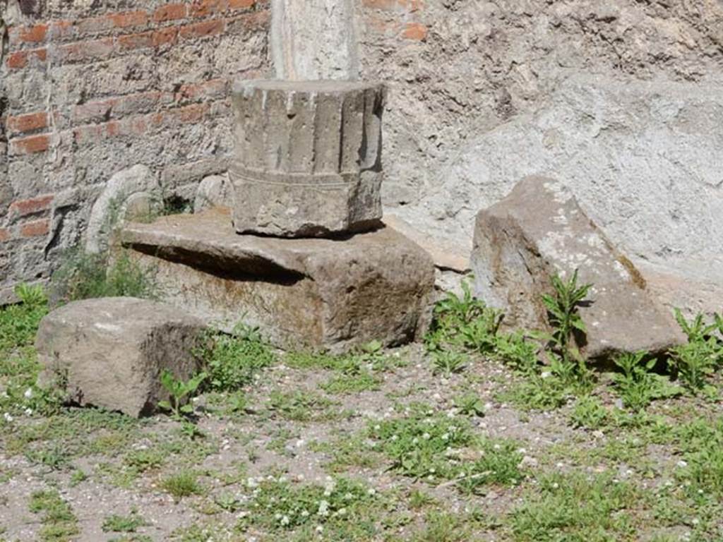 VIII.7.28, Pompeii. May 2015. Looking towards north-west corner of the colonnade.
Photo courtesy of Buzz Ferebee.