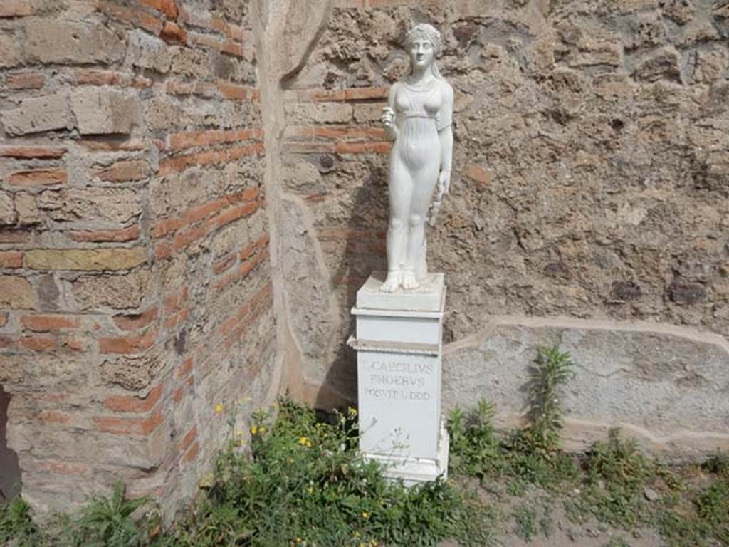 VIII.7.28 Pompeii. May 2017. North-west corner of portico. Reproduction of the statue of Isis.
Photo courtesy of Buzz Ferebee.