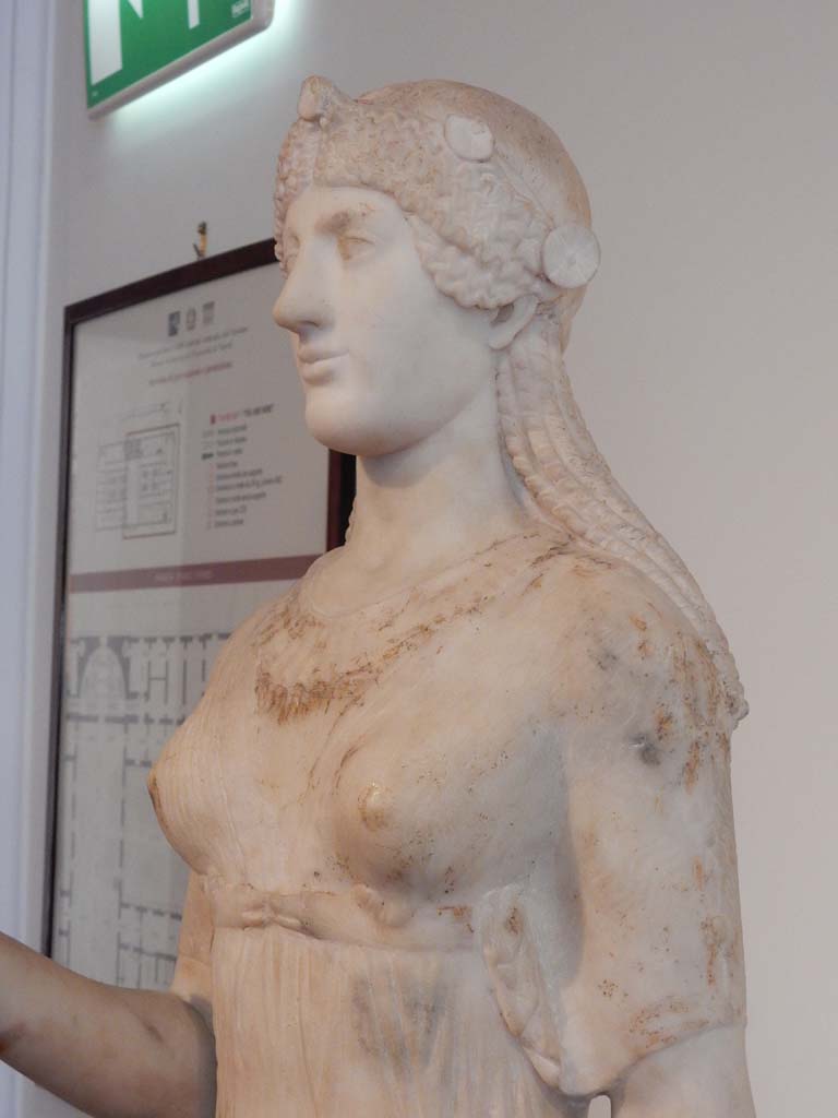 VIII.7.28 Pompeii. June 2019. Detail from marble statue of Isis found in the north-east corner of the portico.
Now in Naples Archaeological Museum. Inventory number 9976.
Photo courtesy of Buzz Ferebee.