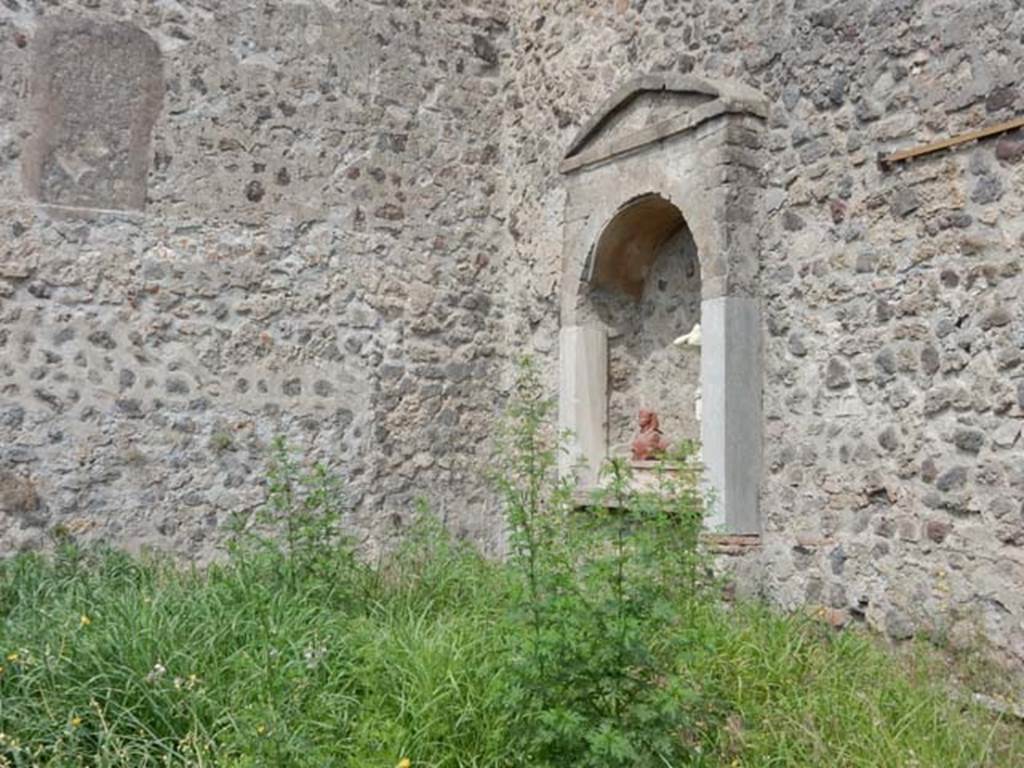 VIII.7.28 Pompeii. May 2017. Niche in north-west corner of the sacred room or Hall of initiation.
Photo courtesy of Buzz Ferebee.