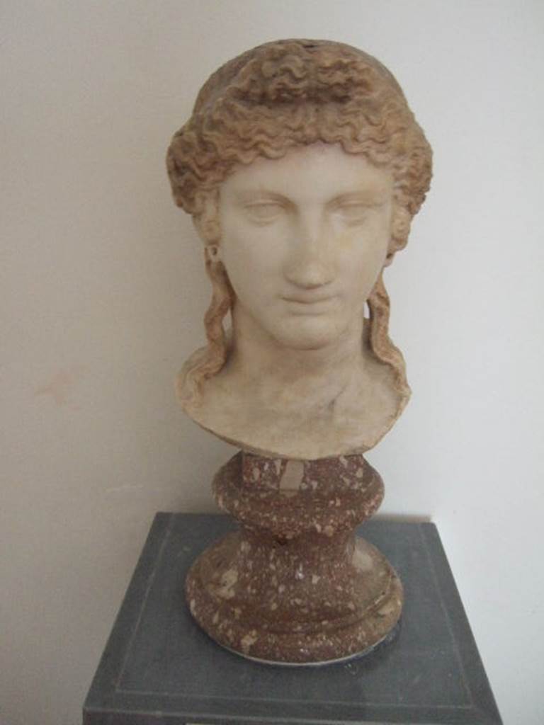 VIII.7.28 Pompeii.  Marble head of Isis found in the entrance to the Ekklesiasterion. Now in Naples Archaeological Museum.
