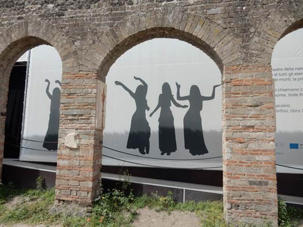 VIII.7.28 Pompeii. May 2017. Central arch in the Ekklesiasterion.
Photo courtesy of Buzz Ferebee.