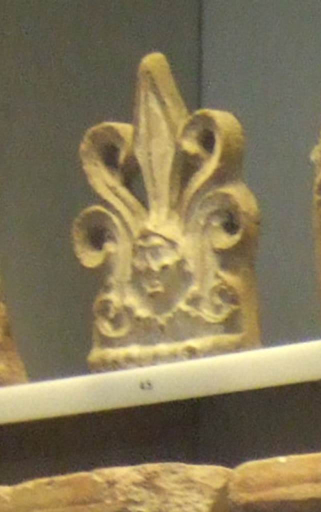 VIII.7.28 Pompeii. Antefix with a tuft of acanthus with a gorgoneion (gorgon’s head) in the centre. Now in Naples Archaeological Museum. Inventory number 21467.