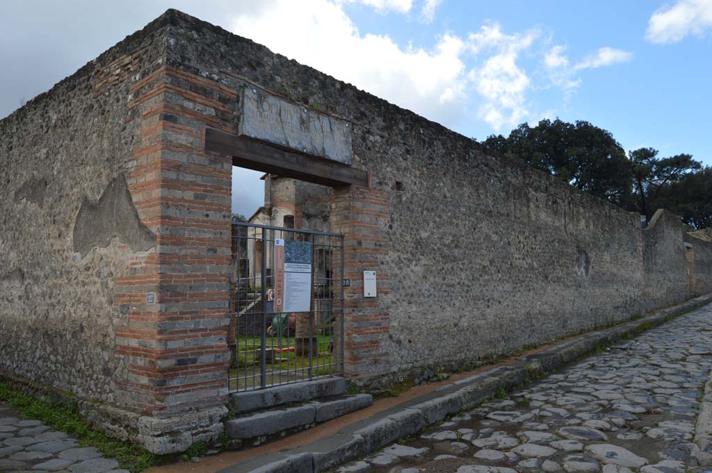VIII.7.28 Pompeii. March 2018. Exterior street frontage as on south side of Via del Tempio d’Iside, looking west.
Foto Taylor Lauritsen, ERC Grant 681269 DÉCOR.