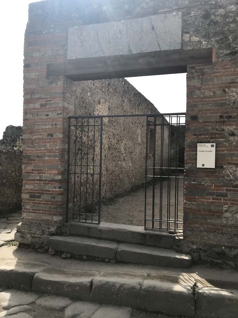VIII.7.28, Pompeii. April 2019. Entrance doorway. Photo courtesy of Rick Bauer.
Note the well-trodden kerb from the roadway leading to the Temple steps.