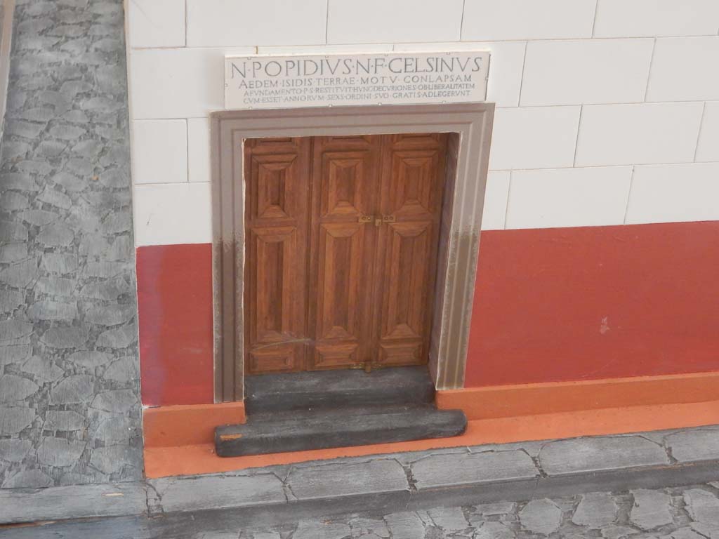 VIII.7.28 Pompeii. June 2019. Entrance doorway on Via del Tempio d’Iside. Model now in Naples Archaeological Museum.
Photo courtesy of Buzz Ferebee.