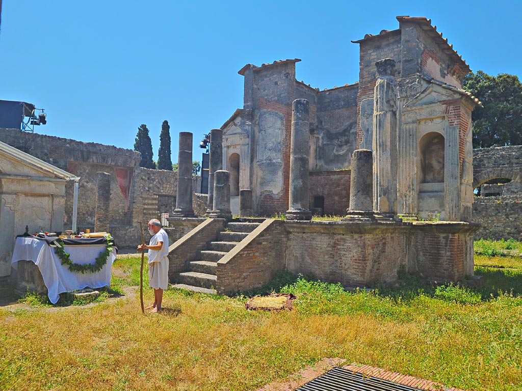 VIII.7.28 Pompeii. 8th June 2024. Looking south-west across temple court from entrance. Photo courtesy of Giuseppe Ciaramella.
Historical reconstruction entitled L’altra Pompei prende vita (The other Pompeii comes to life).