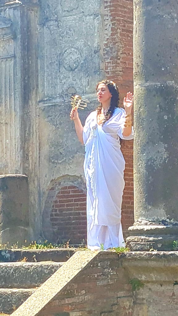VIII.7.28 Pompeii. 8th June 2024. 
Actress playing part of ancient pompeian priestess. Photo courtesy of Giuseppe Ciaramella.
Historical reconstruction entitled L’altra Pompei prende vita (The other Pompeii comes to life).
