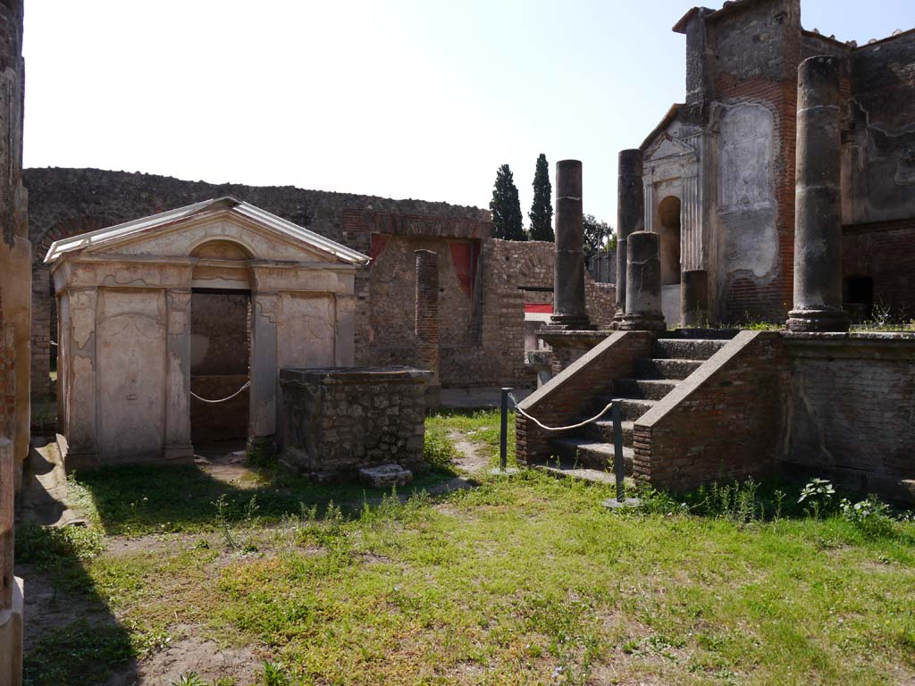 VIII.7.28 Pompeii. September 2018. Looking south across Temple court towards purgatorium, on left.
Foto Anne Kleineberg, ERC Grant 681269 DÉCOR.