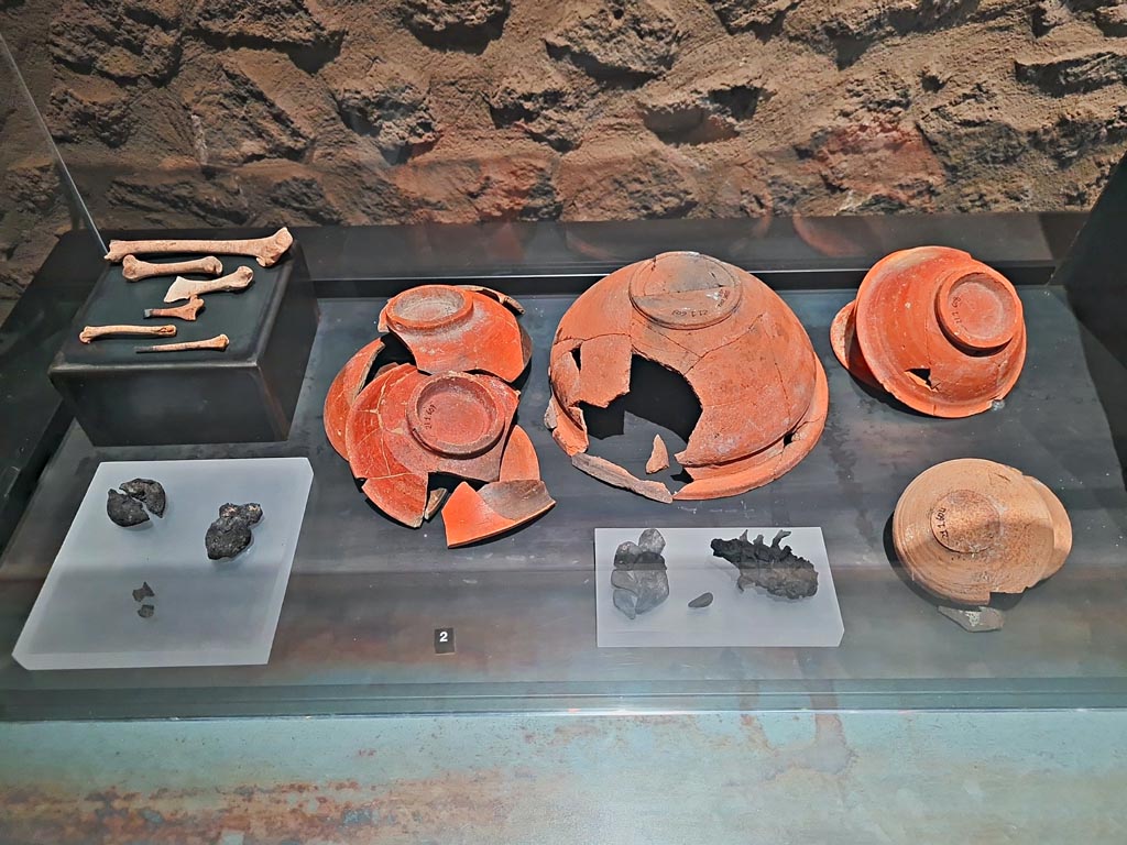 VIII.7.28 Pompeii. March 2024. Photo courtesy of Giuseppe Ciaramella.
Ritual pottery and remains of sacrificial offerings (62-79 AD). (Ceramiche rituali e resti di offerte di sacrificio (62-79, d.C).
On display in exhibition in Palaestra entitled – “L’altra Pompei, vite comuni all’ombra del Vesuvio”.