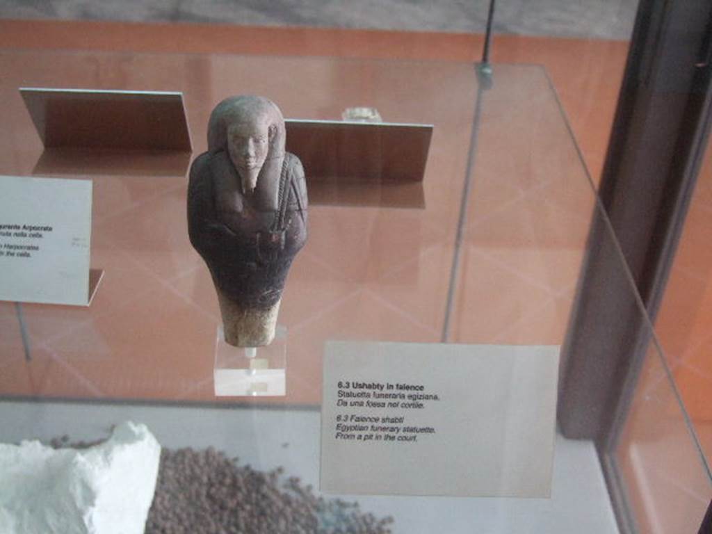 VIII.7.28 Pompeii. Egyptian funerary statuette found in a pit in the court of the temple. An ancient pharaonic funerary statue or Ushabti (a figurine of a dead person, placed in their tomb to do their work for them in the afterlife), from the tomb of a dignitary, Paef-hery-hesu, with no relation to the cult of Isis.
Now in Naples Archaeological Museum. Inventory number 463.