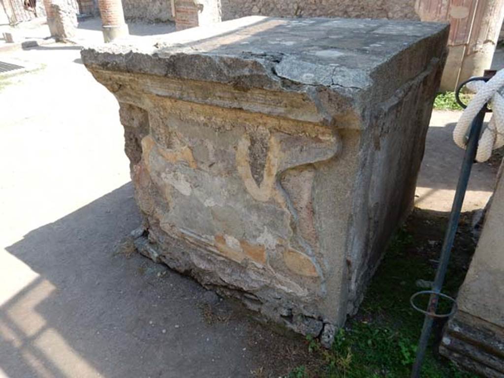 VIII.7.28, Pompeii. May 2015. West side of altar, on north side of purgatorium.
Photo courtesy of Buzz Ferebee.
