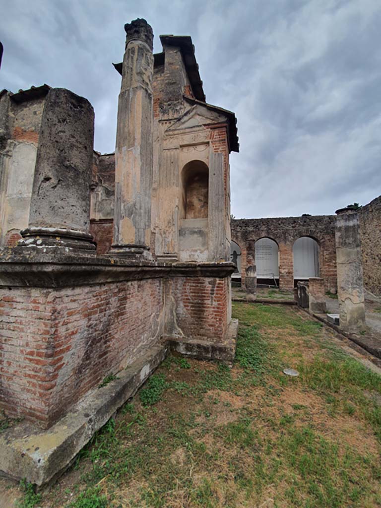 VIII.7.28 Pompeii. August 2021. Looking towards niche at north end of east front façade of Temple.
Foto Annette Haug, ERC Grant 681269 DÉCOR.