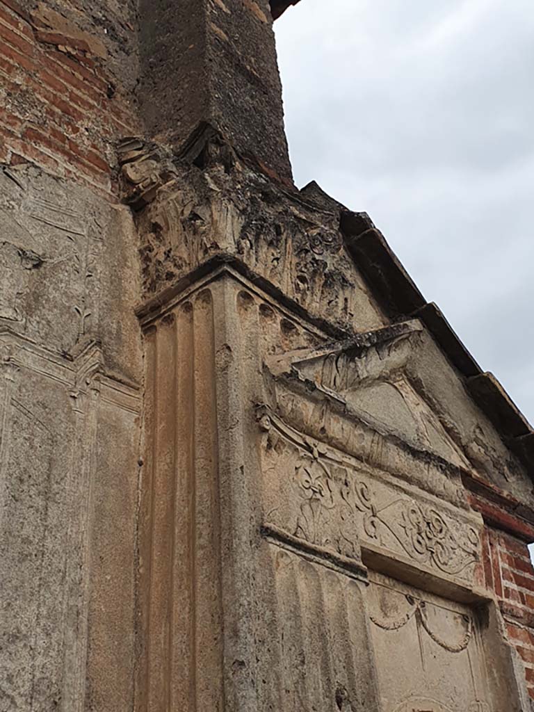 VIII.7.28 Pompeii. August 2021. Detail of stucco above niche at north end of east side.
Foto Annette Haug, ERC Grant 681269 DÉCOR.