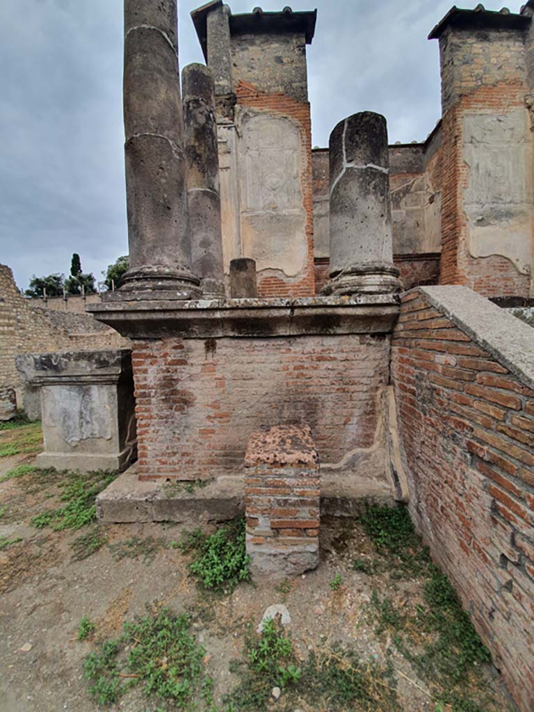 VIII.7.28 Pompeii. August 2021. Looking towards altar on south side of steps to podium/cella.
Foto Annette Haug, ERC Grant 681269 DÉCOR.