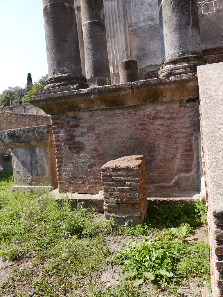 VIII.7.28 Pompeii. September 2018. Altar on south side of steps to podium/cella.
Foto Anne Kleineberg, ERC Grant 681269 DÉCOR.