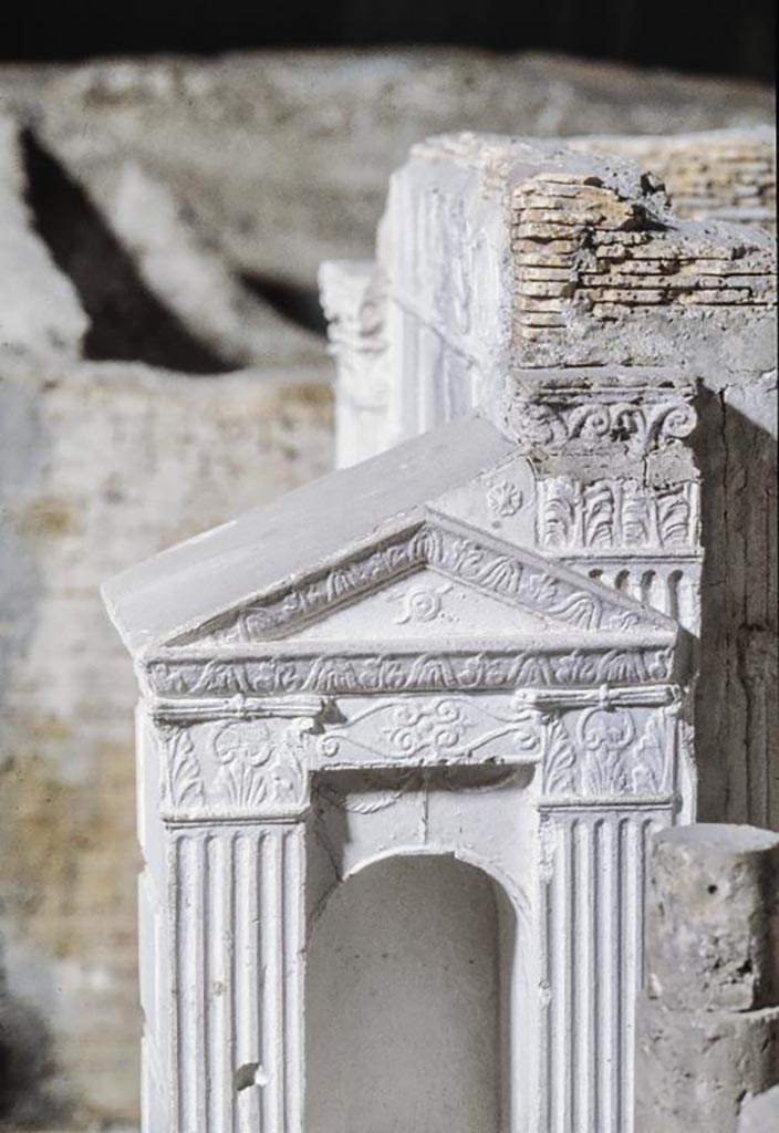VIII.7.28 Pompeii. 1784. Niche on south end of the east side of the cella.
From Temple of Isis model made in 1784 by G. Altieri.
Formerly in Medelhavsmuseet, Stockholm, Sweden, inventory number NM Drh Sk 281. Now deaccessioned.
Photo by Margareta Sjöblom. Medelhavsmuseet, Stockholm, Sweden.