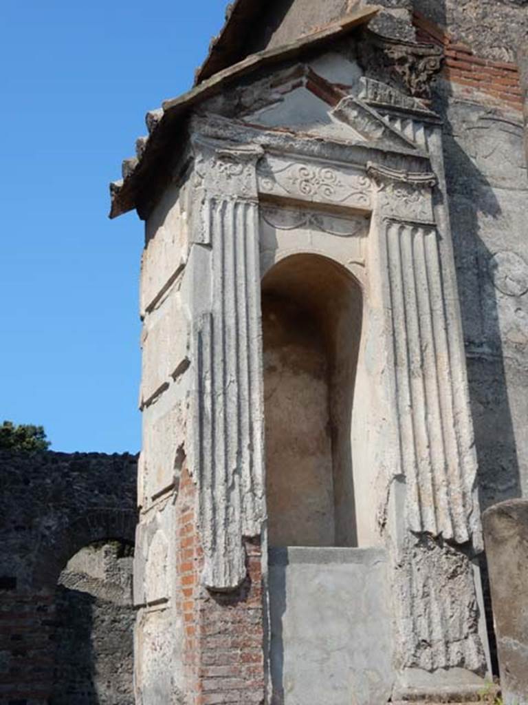 VIII.7.28, Pompeii. May 2015. Niche on south end of the east side of the cella.
Photo courtesy of Buzz Ferebee.