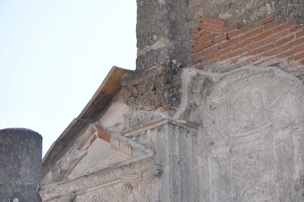 VIII.7.28, Pompeii. July 2017. Looking towards stucco decoration, and capital, at upper south end of east side of Temple.
Foto Anne Kleineberg, ERC Grant 681269 DÉCOR.