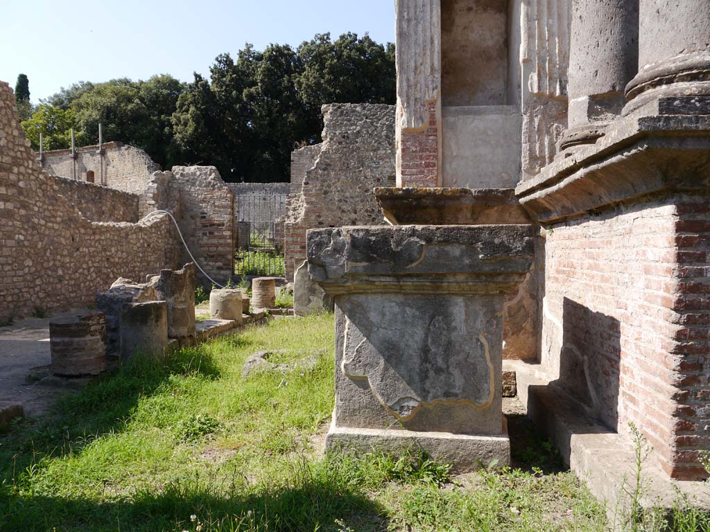 VIII.7.28 Pompeii. September 2018. Looking west along south portico, towards altar below niche at south end .
Foto Anne Kleineberg, ERC Grant 681269 DÉCOR.
