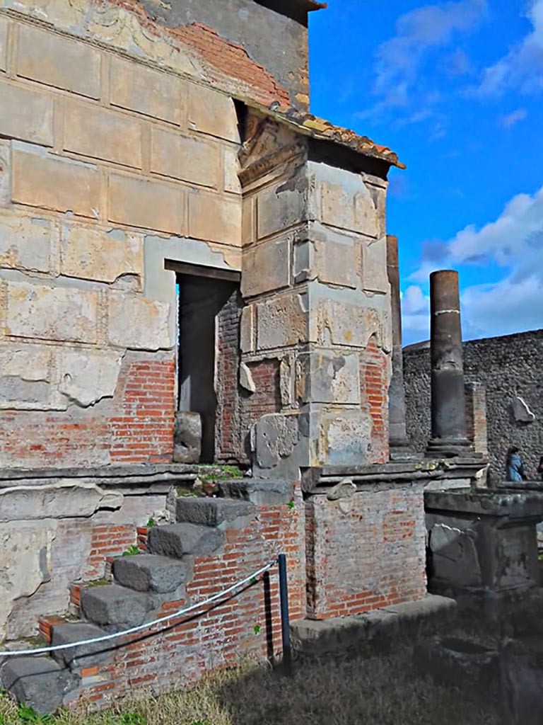 VIII.7.28 Pompeii. 2017/2018/2019. 
Looking towards south-east corner and south wall with steps. Photo courtesy of Giuseppe Ciaramella.