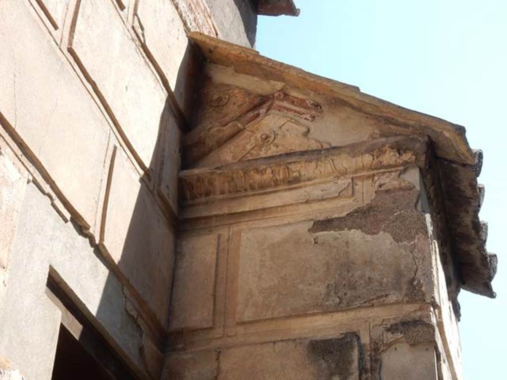 VIII.7.28, Pompeii. May 2015. Stucco on west wall of south side, near doorway.
Photo courtesy of Buzz Ferebee.