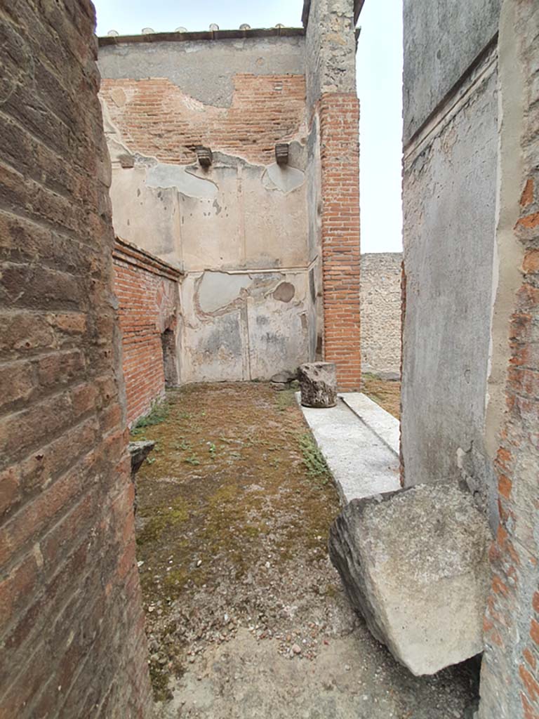 VIII.7.28 Pompeii. August 2021. Looking north through doorway in south wall, across cella to north wall. 
Foto Annette Haug, ERC Grant 681269 DÉCOR.