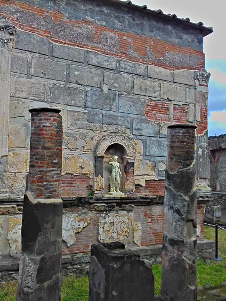 VIII.7.28 Pompeii. 2017/2018/2019.
Looking towards the west wall of the Temple. Photo courtesy of Giuseppe Ciaramella.