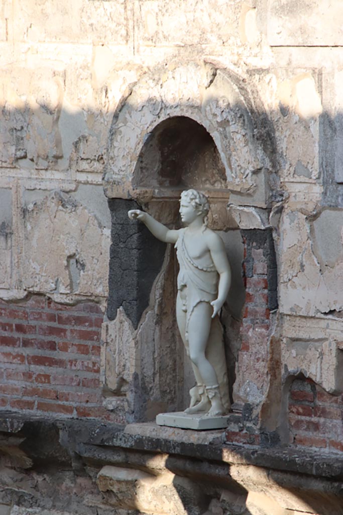 VIII.7.28 Pompeii. October 2023.  
Reproduction statue of Bacchus (Dionysus) in niche set into west wall. Photo courtesy of Klaus Heese.