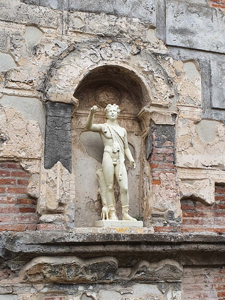 VIII.7.28 Pompeii. August 2021.
Reproduction statue of Bacchus (Dionysus) with his panther in niche set into west wall.
Foto Annette Haug, ERC Grant 681269 DÉCOR.